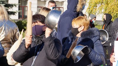 У Дніпрі з мисками та качалками протестували проти запровадження «карантину вихідного дня» У Дніпрі з мисками та качалками протестували проти запровадження «карантину вихідного дня»