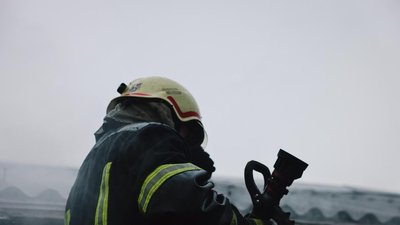 Рятувальник гасить пожежу у Новобаварському районі Харкова, 31 жовтня 2025 року