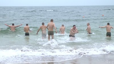 В Одесі на Водохреща близько сотні нацгвардійців скупались у морі В Одесі на Водохреща близько сотні нацгвардійців скупались у морі