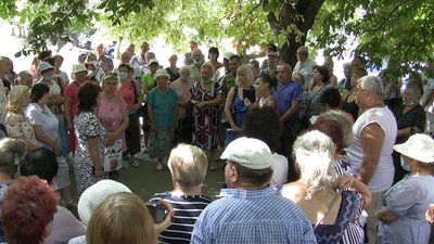 Два дні без води та попередження. Вільнянці зібрались на мітинг під стіни міської ради