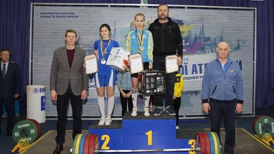 14-річна спортсменка з Одещини виграла Кубок України піднявши 115 кілограмів 14-річна спортсменка з Одещини виграла Кубок України піднявши 115 кілограмів