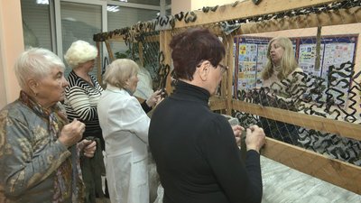 "В’яжемо і в’яжемо": у черкаському комітеті волонтерять містяни й переселенці "В’яжемо і в’яжемо": у черкаському комітеті волонтерять містяни й переселенці