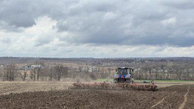 Трактор на полі Донеччини 1 квітня 2026 року