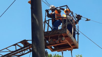 Працівники "Миколаївобленерго" знімають електричну опору Працівники "Миколаївобленерго" знімають електричну опору