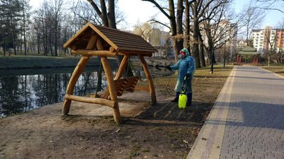 В Івано-Франківську проводять дезінфекцію міського парку В Івано-Франківську проводять дезінфекцію міського парку