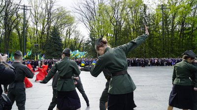 За чотири години Меморіал Слави у Харкові відвідали шість тисяч людей — поліція За чотири години Меморіал Слави у Харкові відвідали шість тисяч людей — поліція