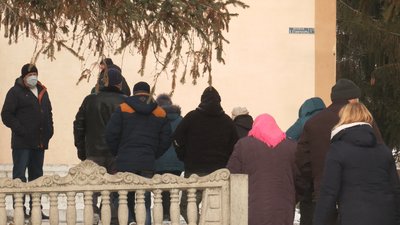 На Черкащині батьки не пустили дітей до школи і вийшли на протест На Черкащині батьки не пустили дітей до школи і вийшли на протест