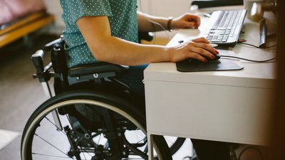 Жінка з інвалідністю працює за комп'ютером