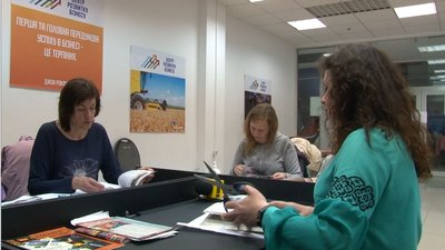 Приходимо поговорити про своє болюче: у Черкасах переселенцям проводять арттерапію Приходимо поговорити про своє болюче: у Черкасах переселенцям проводять арттерапію