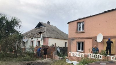 Обстріл Золочева 13 липня: пошкоджені дев'ять будинків, знищений гараж та вантажівка Обстріл Золочева 13 липня: пошкоджені дев'ять будинків, знищений гараж та вантажівка