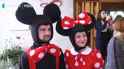 Білосніжка і Капелюшник: у Рівному влаштували костюмоване весілля Білосніжка і Капелюшник: у Рівному влаштували костюмоване весілля