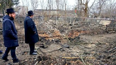 Рабин оглядає пошкоджене кладовище у Харкові