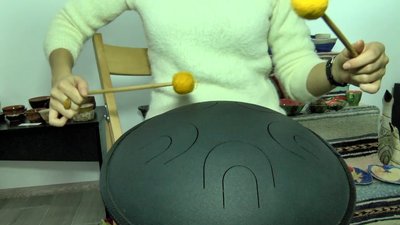 Гра на глюкофоні: херсонка опановує музичний інструмент, схожий на літаючу тарілку Гра на глюкофоні: херсонка опановує музичний інструмент, схожий на літаючу тарілку