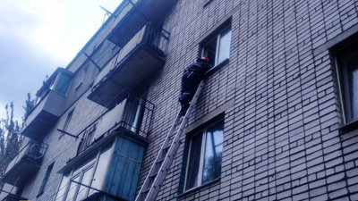 У Першотравенську надзвичайники визволили дитину, яка зачинилась одна в квартирі