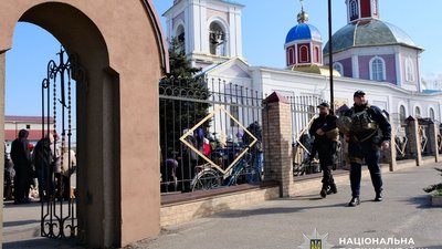 Правоохоронці на Великдень на Донеччині патруллють біля храму