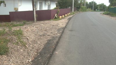 Зробили водопад: у селі на Хмельниччині люди не задоволені ремонтом центральної дороги