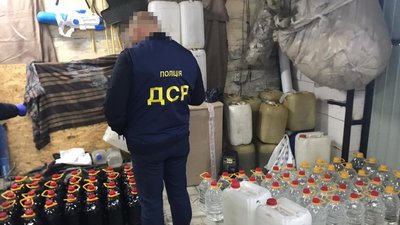 Чотирьох жителів Житомирщини підозрюють в створенні мережі продажу фальсифікованого алкоголю Чотирьох жителів Житомирщини підозрюють в створенні мережі продажу фальсифікованого алкоголю