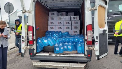 Гуманітарна допомога, яку привезли водіям у ПП "Корчова" Гуманітарна допомога, яку привезли водіям у ПП "Корчова"