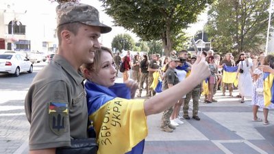 Дівчина фотографується з військовим, 22 серпня 2022, Кам'янець-Подільський. Дівчина фотографується з військовим, 22 серпня 2022, Кам'янець-Подільський.