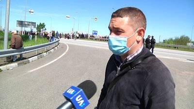 На Житомирщині протестувальники з Черняхівщини, які вимагають розпаювання земель, перекрили трасу На Житомирщині протестувальники з Черняхівщини, які вимагають розпаювання земель, перекрили трасу