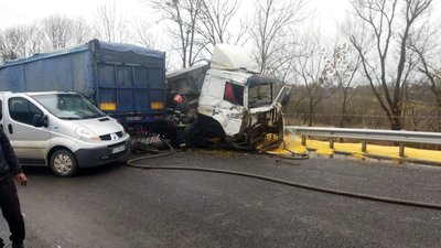 ДТП на мосту: у селі на Черкащині зіткнулися дві вантажівки і легковик ДТП на мосту: у селі на Черкащині зіткнулися дві вантажівки і легковик