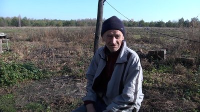 Вмикає радіо на повну, щоб відганяти лисиць: як живуть останні жителі сіл на прикордонні з Росією Вмикає радіо на повну, щоб відганяти лисиць: як живуть останні жителі сіл на прикордонні з Росією