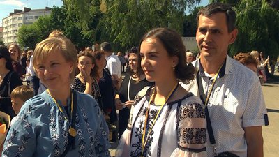 У Луцьку 203-м випускникам вручили "золоті" та "срібні" медалі У Луцьку 203-м випускникам вручили "золоті" та "срібні" медалі