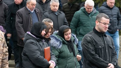 В Ужгороді попрощалися з полеглим військовим підполковником Володимиром Плющем В Ужгороді попрощалися з полеглим військовим підполковником Володимиром Плющем