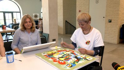 Жінки створюють роботи у різних техніках декоративного розпису