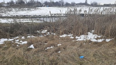 Тіло однорічного хлопчика знайшли за 150 метрів від дому. Дитина померла від переохолодження