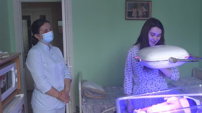 Валентина Куца, акушерка пологового відділення Хмельницького обласного перинатального центру, працює тут від початку його заснування Валентина Куца, акушерка пологового відділення Хмельницького обласного перинатального центру, працює тут від початку його заснування