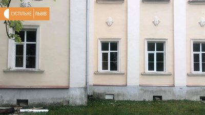 У Палаці Архієпископів, що в Оброшино, частину вікон замінили на пластикові У Палаці Архієпископів, що в Оброшино, частину вікон замінили на пластикові