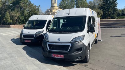 У Миколаєві волонтери передали два авто для миколаївського та херсонського центрів зайнятості