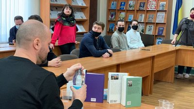 Тернопільським студентам військові і родичі кримчан розповіли про анексію Криму Тернопільським студентам військові і родичі кримчан розповіли про анексію Криму