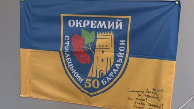 Пів сотні прапорів із подяками від бійців зібрали волинські волонтери штабу "Ангар" Пів сотні прапорів із подяками від бійців зібрали волинські волонтери штабу "Ангар"