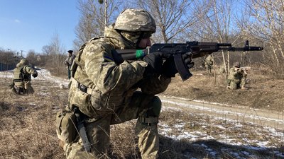 На Харківщині українських захисників тренують колишні військові країн НАТО На Харківщині українських захисників тренують колишні військові країн НАТО