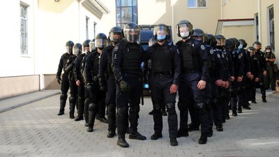 У Рівному відпрацювали захоплення суду, для навчань перекривали вулицю У Рівному відпрацювали захоплення суду, для навчань перекривали вулицю