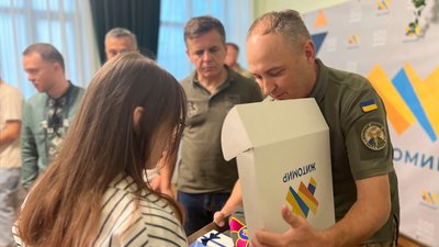 Худі, кулон та термос із емблемою роду військ тата: у Житомирі дітям загиблих воїнів передали іменні подарунки Худі, кулон та термос із емблемою роду військ тата: у Житомирі дітям загиблих воїнів передали іменні подарунки