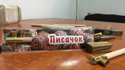 Тернополянин передав українцям за кордон три сотні писачків Тернополянин передав українцям за кордон три сотні писачків