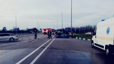 На Рівненщині перекинувся автомобіль, є травмовані На Рівненщині перекинувся автомобіль, є травмовані