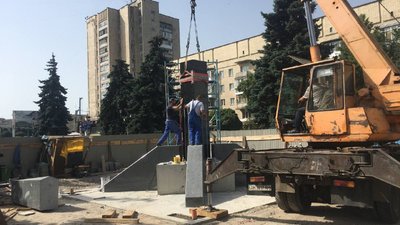 У Житомирі почали встановлювати центральну частину пам'ятника Захисникам України У Житомирі почали встановлювати центральну частину пам'ятника Захисникам України