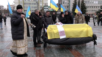 У Рівному попрощалися з загиблим бійцем Олександром Шегерою У Рівному попрощалися з загиблим бійцем Олександром Шегерою