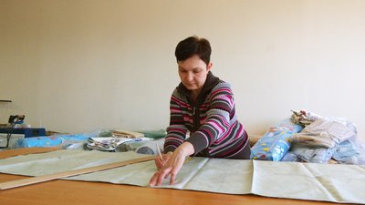 У Вінниці шиють безкаркасні ноші для українських оборонців У Вінниці шиють безкаркасні ноші для українських оборонців