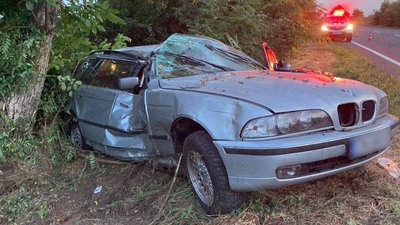 На трасі Одеса-Рені автівка зіткнулася з деревом: є загиблі і травмовані