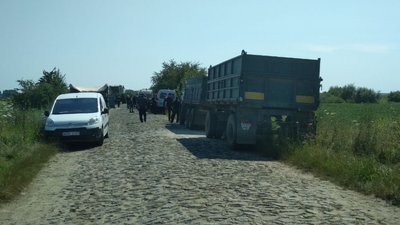 "Ми їх блокуємо": на Рівненщині фермери не пускають іншу фірму збирати врожай "Ми їх блокуємо": на Рівненщині фермери не пускають іншу фірму збирати врожай