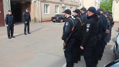 У Житомирі зустріли поліцейських, які повернулися із зони ООС У Житомирі зустріли поліцейських, які повернулися із зони ООС