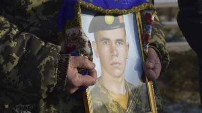 На Чернігівщині попрощалися з двома бійцями, які загинули на Донбасі На Чернігівщині попрощалися з двома бійцями, які загинули на Донбасі