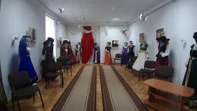 Жителька Тернопільщини колекціонує костюми різних епох Жителька Тернопільщини колекціонує костюми різних епох