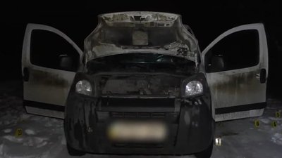 Чернівецькі поліцейські поки не знайшли чоловіків, які пограбували авто та палицями побили пасажирів