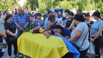 "Не лізь ти в саме пекло": у Полтаві попрощалися із двома воїнами, які загинули на війні "Не лізь ти в саме пекло": у Полтаві попрощалися із двома воїнами, які загинули на війні